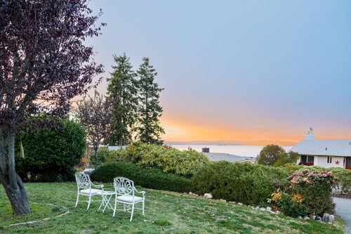 Cozy Garden 4BR/1BA Lower Unit w/ Ocean Views