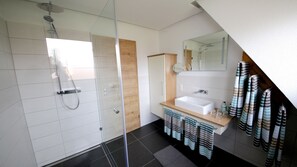 Shower, hair dryer, towels - Apartment 'Vogtshof' with Shared Garden, Balcony and Wi-Fi (Unterkirnach)