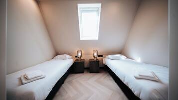 8 bedrooms, bed sheets