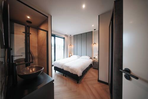 House | 8 bedrooms, bed sheets