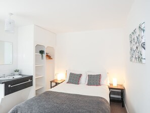 2 Schlafzimmer, individuell dekoriert, individuell eingerichtet