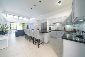 Private kitchen - High-End • Luxury • Brand New • Complete Privacy. (Casa Linda)