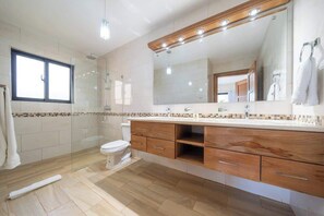 Shower, shampoo