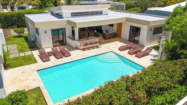 A modern house with a swimming pool, outdoor seating, and a patio area. - Modern 3BR Villa · Private Pool · Casa Linda Sosúa (Sosúa)
