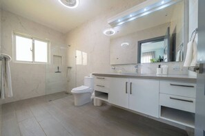 Een douche, shampoo