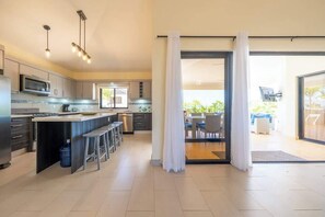 Refrigerador, horno, cafetera y tetera y tostadora 