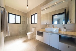 Shower, shampoo