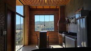 Refrigerador, microondas, horno y utensilios de cocina 