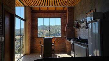 Frigorífico, microondas, horno y utensilios de cocina