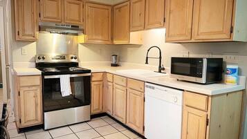 Frigorífic, microones, forn i placa de cuina