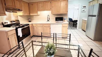 Frigorífic, microones, forn i placa de cuina