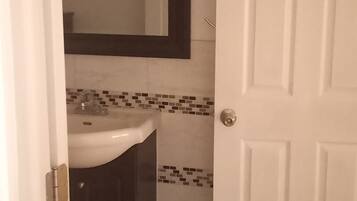 吹风机、毛巾、肥皂、卫生纸