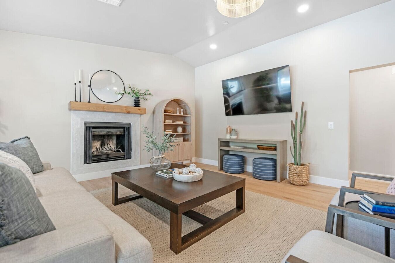 Een televisie en een stereo