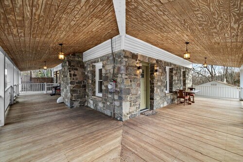 Cozy Farmhouse: Fireplace + Backyard + BBQ + Games