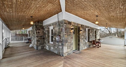 Cozy Farmhouse: Fireplace + Backyard + BBQ + Games