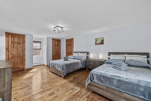 4 slaapkamers, een strijkplank/strijkijzer, gratis wifi, beddengoed