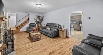 Cozy Farmhouse: Fireplace + Backyard + BBQ + Games