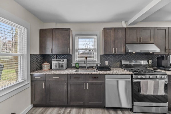 Fridge, oven, stovetop, dishwasher