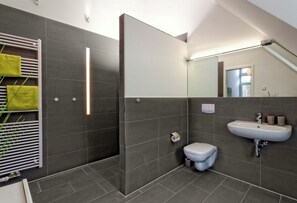 Shower, hair dryer, towels, soap - Sun deck-Karlshagen (Karlshagen)