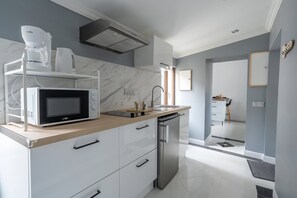 ثلاجة، ميكروويف، ماكينة لصنع القهوة/الشاي، محمصة خبز