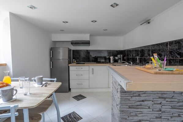 Fridge, microwave, coffee/tea maker, toaster