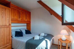 2 bedrooms, iron/ironing board, bed sheets