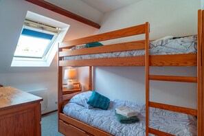 2 عدّة غرف نوم ومكواة/لوح كي وملاءات أسرّة