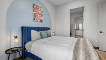 Tabla de planchar con plancha, wifi, ropa de cama