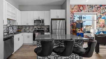 Kylskåp, mikrovågsugn, ugn och spishäll