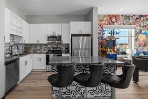 冷蔵庫、電子レンジ、オーブン、コンロ