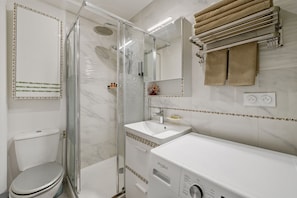 Articles de toilette gratuits, sèche-cheveux, serviettes fournies