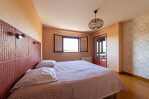 5 bedrooms, iron/ironing board, free WiFi
