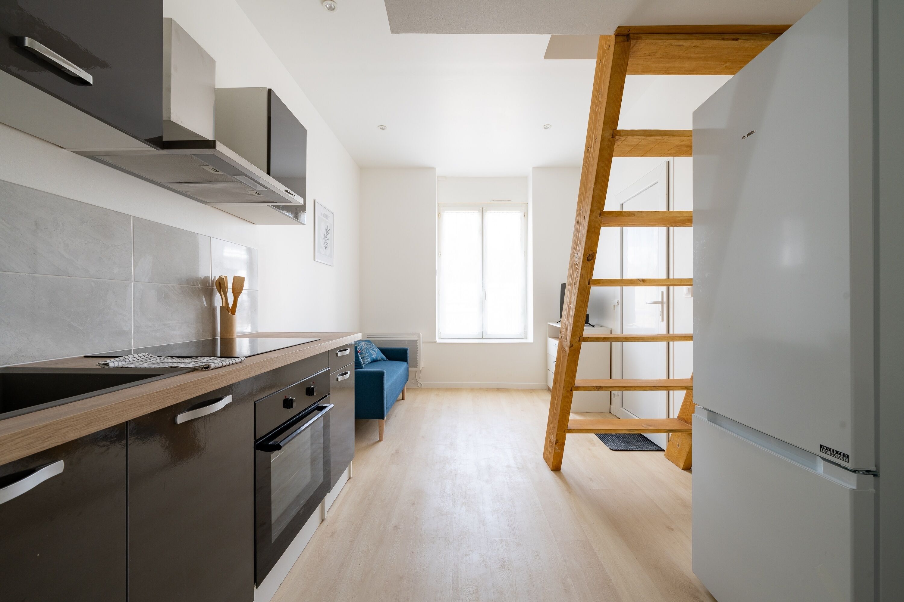 Fridge, microwave, oven, coffee/tea maker