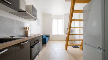 Geladeira, micro-ondas, fogão, cafeteira/chaleira