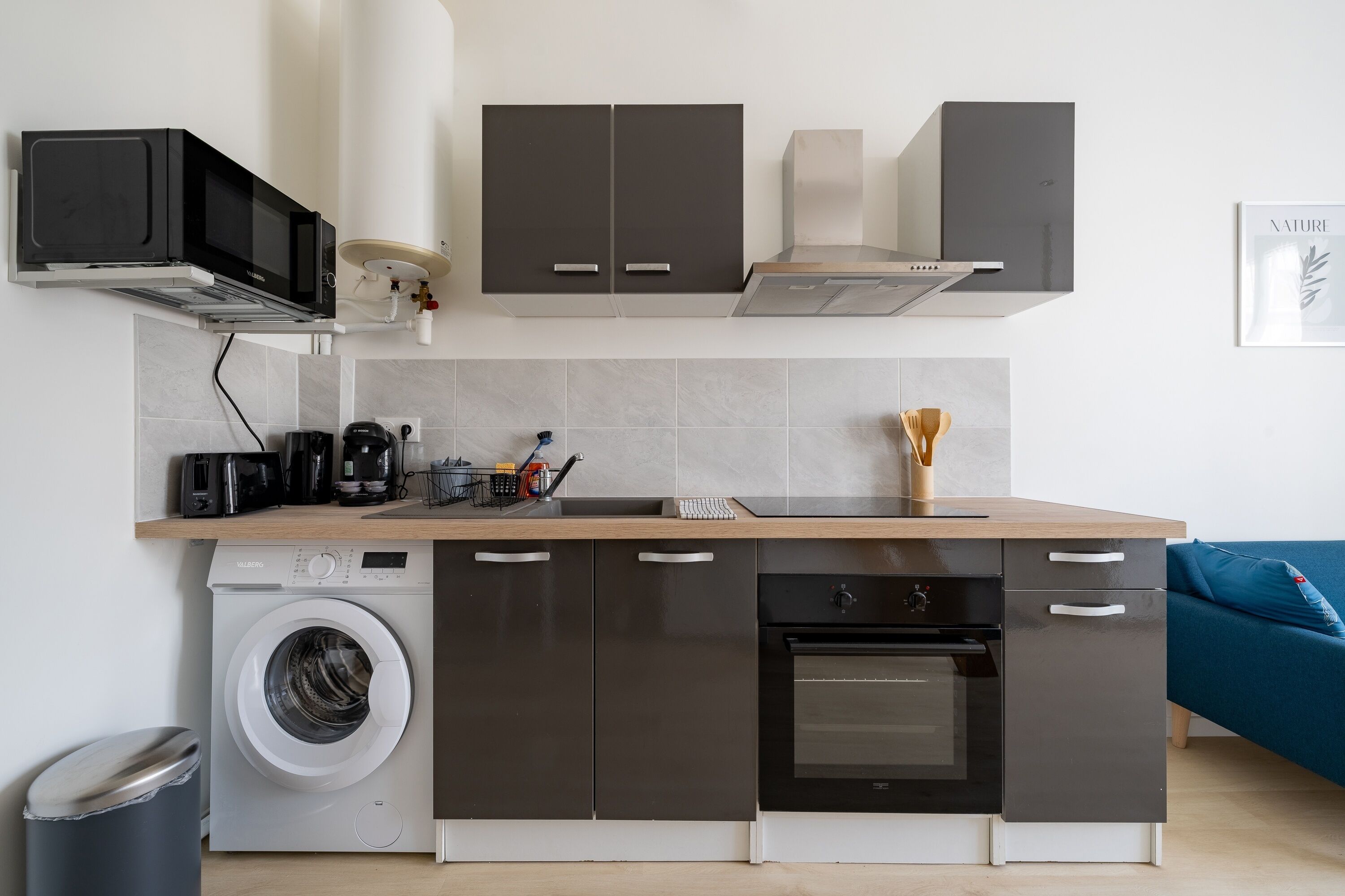 Kühlschrank, Mikrowelle, Ofen, Wasserkocher mit Kaffee-/Teezubehör