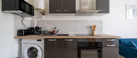 Een koelkast, een microgolfoven, een oven