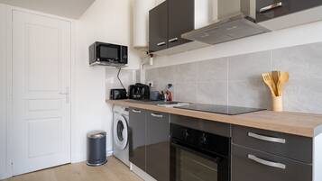 Geladeira, micro-ondas, fogão, cafeteira/chaleira