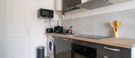 Geladeira, micro-ondas, fogão, cafeteira/chaleira