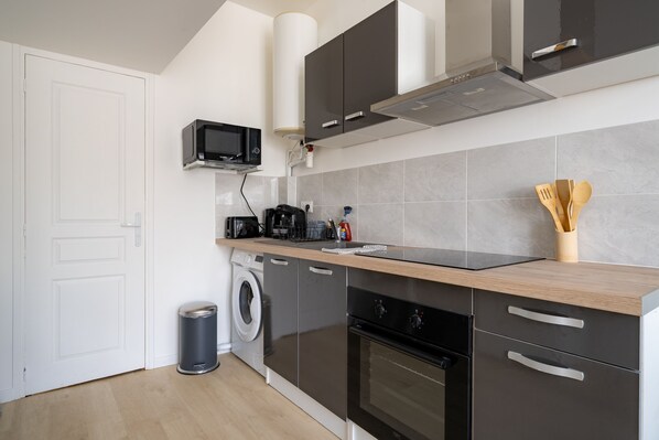 Frigorífico, microondas, horno y cafetera o tetera