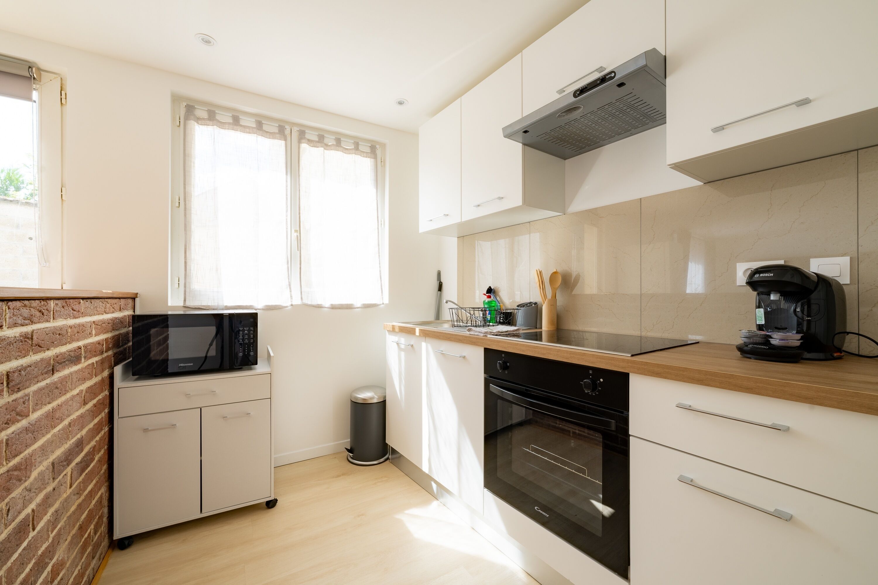 Fridge, microwave, oven, coffee/tea maker