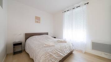 Iron/ironing board, free WiFi, bed sheets