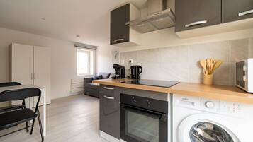 Kühlschrank, Mikrowelle, Ofen, Wasserkocher mit Kaffee-/Teezubehör