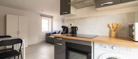 Een koelkast, een magnetron, een oven, een koffiezetapparaat/waterkoker