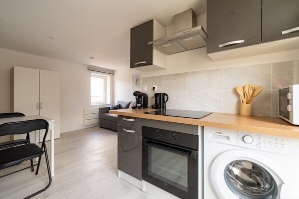 ثلاجة، ميكروويف، فرن، ماكينة لصنع القهوة/الشاي