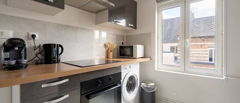 冷蔵庫、電子レンジ、オーブン、コーヒー / ティーメーカー