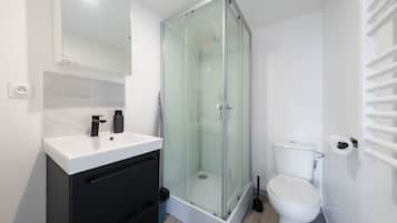 Secador de cabelo, toalhas de banho