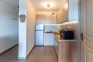 Refrigerador, microondas, cafetera y tetera y utensilios de cocina 