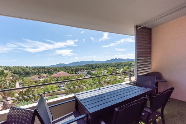 Outdoor dining - Les Coteaux d'Argens - apt climatisé (Roquebrune-sur-Argens)