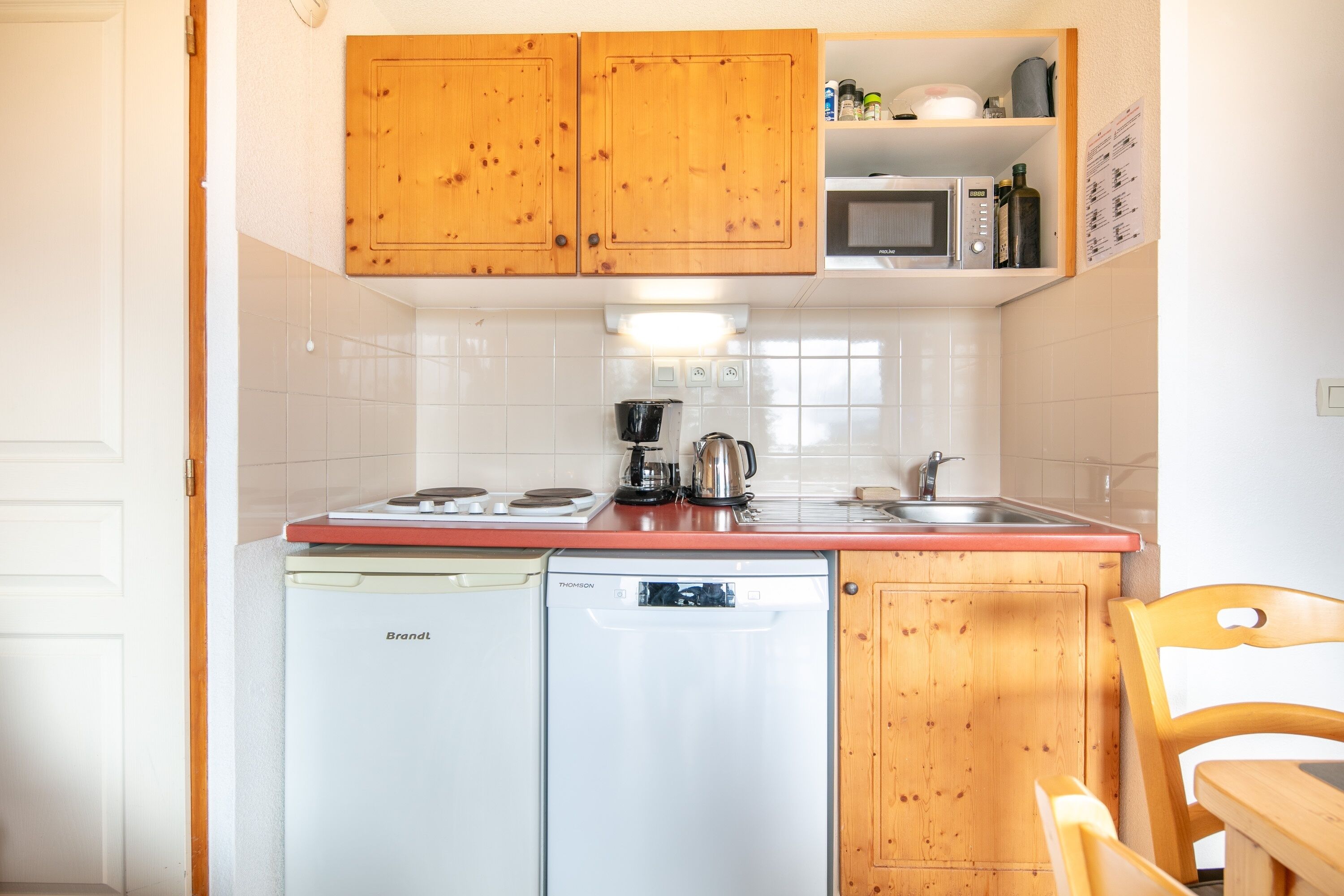 Frigorifero, microonde, lavastoviglie, macchina per tè/caffè