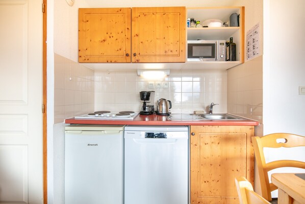 ثلاجة، ميكروويف، غسالة أطباق، ماكينة لصنع القهوة/الشاي